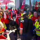 Los concentrados tiraron ayer estiércol en la puerta de la sede de Unió de Pagesos en Lleida.