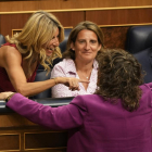 La líder de Sumar, Yolanda Díaz, conversando con la diputada de ERC, Teresa Jordà, durante la sesión constitutiva de las Cortes Generales, en el Congreso de los Diputados.