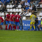 Pere Martí, desesperado por las pérdidas de tiempo visitantes, manda a sus jugadores al banquillo.