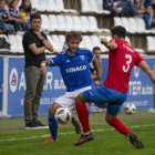 Pere Martí, desesperado por las pérdidas de tiempo visitantes, manda a sus jugadores al banquillo.