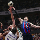 El pívot del Barça Jan Vesely lucha un balón con Will Thomas.