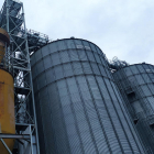 Estos silos a la entrada de La Moravia son la gran imagen de la maltería a la entrada de las instalaciones.