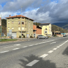 La cruïlla de la carretera N-260 que dona accés al municipi de Montferrer i Castellbò, amb dos cotxes creuant-la i altres passant per la via