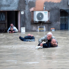 Agents dels Carabinieris italians, evacuant diverses persones de la seua residència inundada a la localitat de Faenza.