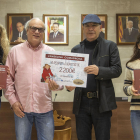 Un momento de la donación del dinero recaudado por el cuento de Ricard Bertran a Tradi-Sió. 
