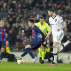 Gavi, que se perderá la vuelta por sanción, conduce el balón ante la presión del visitante Weghorst, ayer durante el partido en el Spotify Camp Nou.