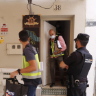 Agents de la Policia Científica surten de l’habitatge de Torremolinos on es va cometre el crim.