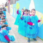 Alumnes del col·legi Vedruna de Tàrrega participen en el mural col·lectiu, que s’acabarà demà.