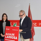 El candidat del PSC, Fèlix Larrosa, amb l’edil Cristina Morón.