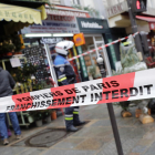 La Policía francesa acordona la zona del tiroteo de hoy, 23 de diciembre, con dos muertos y cuatro heridos en el centro de París.