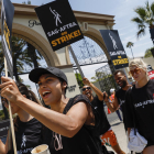 Rosario Dawson (‘Sin City’, ‘Men in Black II’), de protesta ante los estudios Paramount en Los Ángeles.