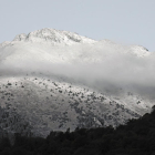 Imagen ayer de una montaña del Pallars Sobirà con el primer manto blanco. 