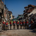 Un equip de rescat camina entre edificis enderrocats pels sismes a Antioquia, Turquia.