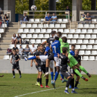 La disputa de un balón aéreo generó esta imagen con jugadores de ambos equipos en el salto.