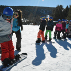 Alumnos de la ZER Alt Pallars practicando snowboard.