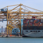 Un vaixell portacontenidors descarregant mercaderia al port de Barcelona.