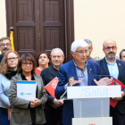El conseller de Salut, Manel Balcells, amb representants de les patronals i sindicats després de signar el preacord del conveni del Siscat, a la conselleria.