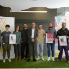 Representantes de la Paeria y de Ponent Coopera, con los carteles de la tercera edición del FemCoop!. 