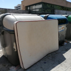 Un matalàs abandonat al carrer tapant l’accés a un contenidor a Balàfia.