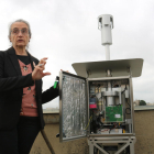 La coordinadora de la Xarxa Aerobiològica de Catalunya, Jordina Belmonte, muestra el nuevo aparato que ofrece lecturas de los niveles de polen en el aire en tiempo real.