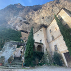 El santuario del Salgar con la ladera de piedra detrás. 