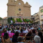 La plaça de l’Església d’Alcarràs es va omplir de públic durant l’acte inaugural de les festes.