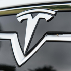 El logo de Tesla.