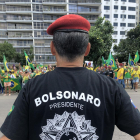 Un partidari de Bolsonaro davant d’una protesta dels seus crítics.