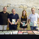 Joan Graell y Laia Pujol, en el centro, con sus libros publicados por Editorial Fonoll.