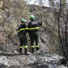 Investigadors dels Agents Rurals a la zona on va començar l'incendi de Baldomar