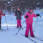 Nenes esquiant ahir a l'estació d'esquí nòrdic de Sant Joan de l'Erm.