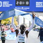 El atleta Eliud Kipchoge llega a la meta marcando récord mundial.