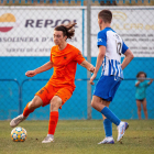 Un jugador de l’Atlètic Lleida intenta una retallada davant de la pressió d’un jugador local.