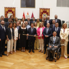 José Luis Martínez-Almeida, posa con la vara de alcalde junto a los ediles del PP en el ayuntamiento.