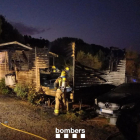 Un bomber inspecciona les restes cremades del bungalou que es va incendiar de matinada.