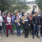 Familias de alumnos y estudiantes se concentraron ayer delante del instituto La Segarra de Cervera. 