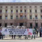 Medio centenar de funcionarios se concentraron ayer por la mañana ante la subdelegación del Gobierno. 