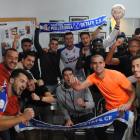 La plantilla del Mollerussa, reunida ayer en las oficinas del club para ver el sorteo que les emparejó con el Rayo Vallecano.