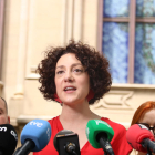 La candidata de Sumar-En Comú Podem a les eleccions espanyoles Aina Vidal atén els mitjans de comunicació davant de la Universitat de Lleida (UdL)