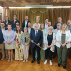 Serrano, amb la vara d’alcalde, amb els altres dotze edils i els set presidents de les EMD de Vielha.