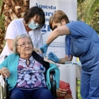 Personal sanitari administra la quarta dosi de reforç de la vacuna contra la covid a Paquita Bonillo, a la residència Feixa Llarga de l'Hospitalet de Llobregat.
