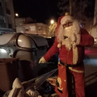 Papá Noel junto a basura.