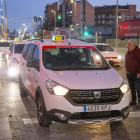 La parada de taxis de delante de la estación de ferrocarril, ayer por la tarde. 