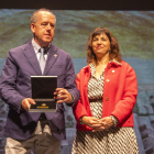 L’alcaldessa Alba Pijuan va entregar ahir al pintor la desena Medalla d’Or de Tàrrega al Teatre Ateneu.