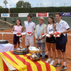 La tenista del CT Lleida, a la dreta, amb el trofeu.