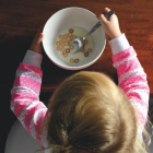Un niño desayunando.