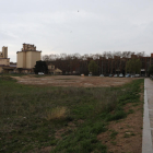 Solar de Josep Pallach , en primer plano, y al fondo los antiguos silos del Senpa.