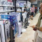 Una pareja mira algunos de los ventiladores expuestos en una tienda de electrodomésticos de Lleida.