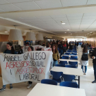 Alumnas de la UAB protestando ayer contra el profesor suspendido.