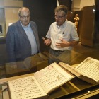 Antoni Gelonch y Josep Giralt, ante los códices del Museu.